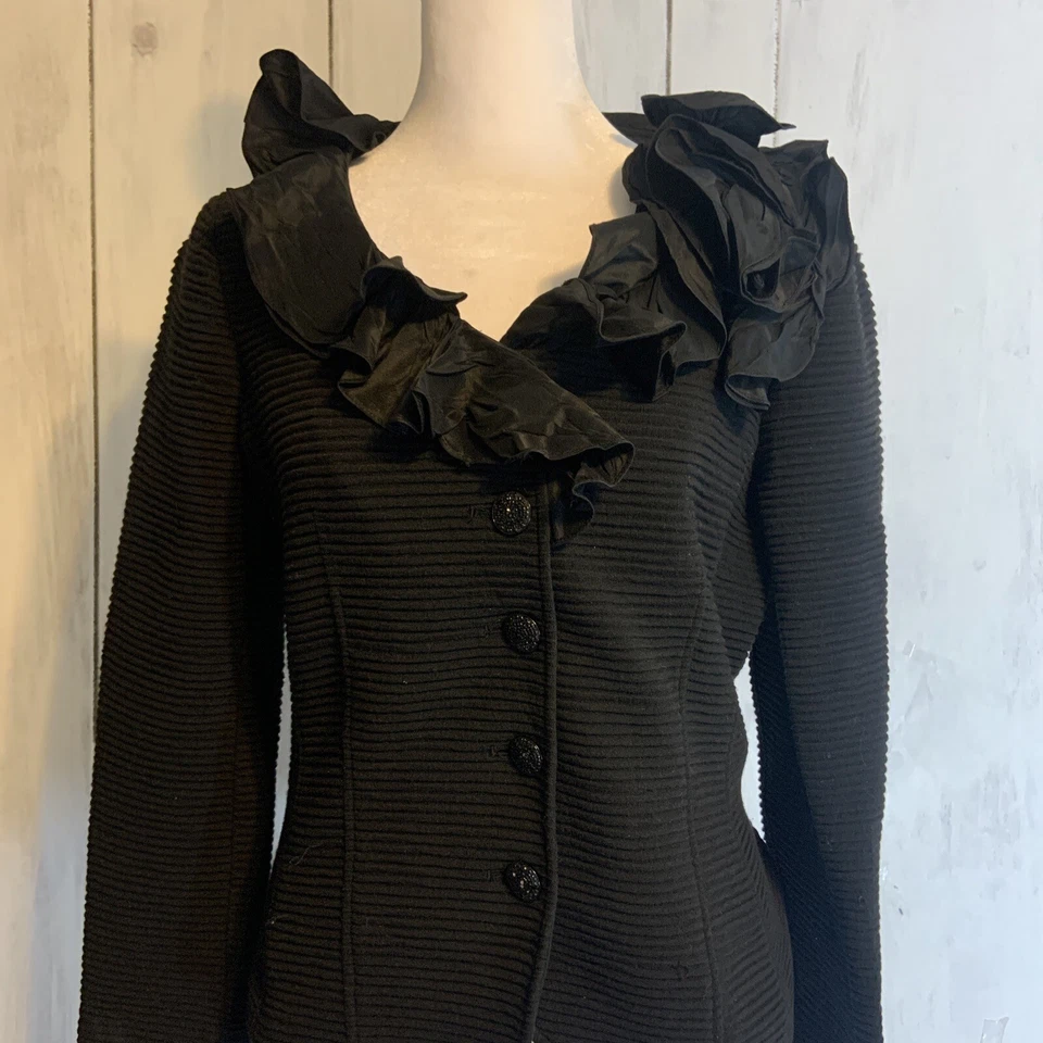 Jaqueta de trabalho Rickie Freeman Teri Jon feminina preta tamanho 8 gola com babados - Imagem 1 de 4