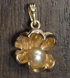 10K Solid Yellow Gold Seashell Clam With Pearl Pendant - 2.94g - Picture 1 of 4