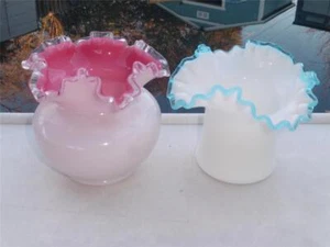 2 Vintage Fenton Art Glas rosa gehüllt silber blau Wappen gequetscht/rüscht Vasen - Bild 1 von 7