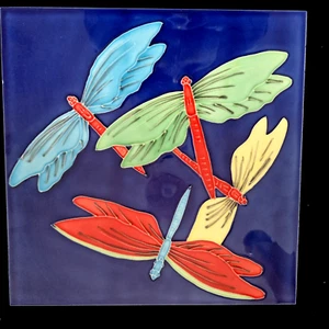 Llamativo azulejo de arte de pared de cerámica estilo Wayne Gao "Libélulas" 30 cm - Imagen 1 de 4