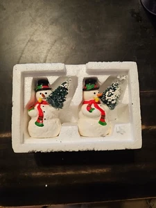 Departamento 56 Original Snow Village A TREE FOR ME #5164-0 con Caja Juego de 2 Muñecos de Nieve De Colección - Imagen 1 de 2