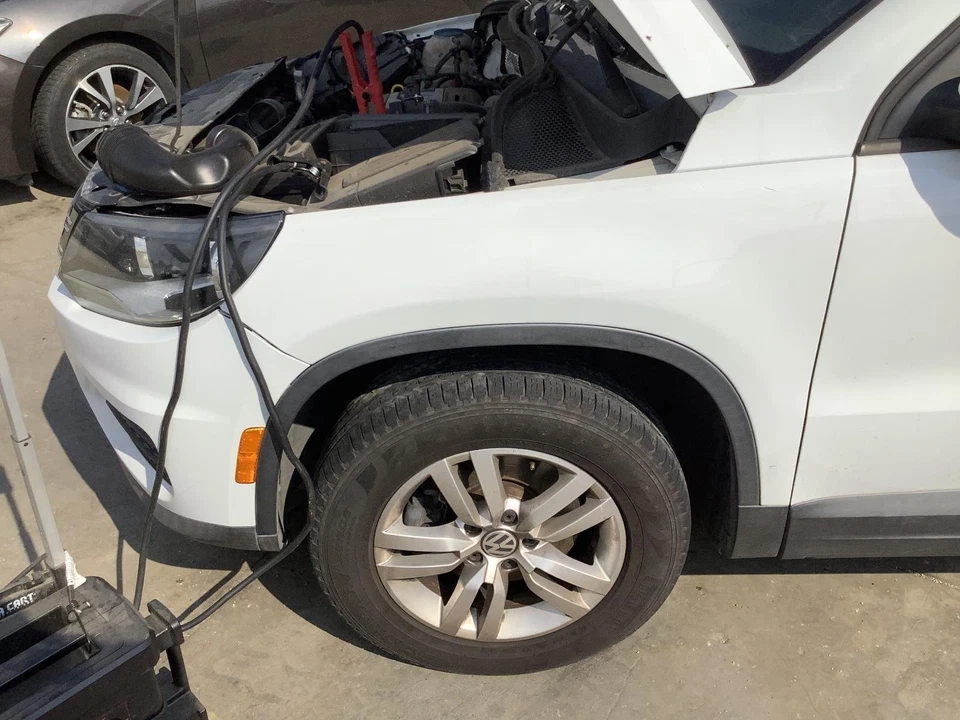 Б/у переднее левое крыло подходит: 2015 Volkswagen Tiguan плоский молдинг крыла переднее L - Изображение 1 из 4