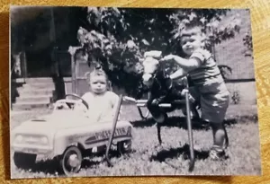 Vintage Schwarz-Weiß-Foto alter Schnappschuss 50er 60er Jahre Ära Pferd Power Typen - Bild 1 von 2