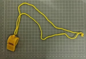 Silbato deportivo y cordón de muñeca de plástico de juguete AMARILLO - Imagen 1 de 3