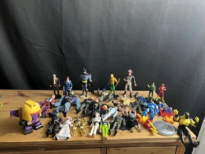 LOTE DE 30 BONECOS DE AÇÃO SOLTOS JOGADOS COM BRINQUEDO DC DBZ STAR WARS BATMAN GODZILLA+ - Imagem 1 de 4