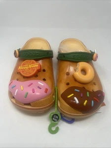 Crocs x Krispy Kreme Herren 9 Damen 11 Donut Clogs - Limitiert Neu mit Etikett - Bild 1 von 7