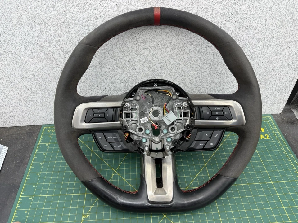 Ford Mustang GT350 2015-2017 Alcantara y volante de cuero con interruptores Foto 1 de 4