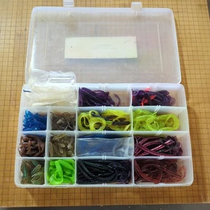 VINTAGE MANN'S BAIT COMPANY 305 PC. WORM TACKLE BOX - Picture 1 of 4