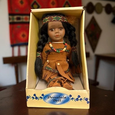 Muñeca de porcelana nativa americana 4,5” traje de piel de ciervo hecho a mano nueva en caja estatuilla Foto 1 de 4