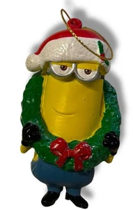 Despicable Me Minion Kevin trägt einen Kranz Christbaumschmuck Urlaub 3,5 Zoll - Bild 1 von 4