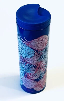 Taza de viaje Lilly Pulitzer aislada 18 oz con estampado de piña gitana precio de venta sugerido por el fabricante: $30 Foto 1 de 4