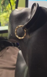 18 karat women's gold, scalloped, hoop earrings weighing 2.5 grams (EZD3) - Picture 1 of 6