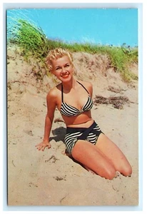 Bellissima Donna in Spiaggia Bikini A. Devaney Pinup Cartolina RIFINITA E4 - Foto 1 di 2