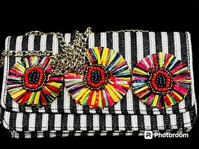 Bolso de noche a rayas blanco y negro con apliques florales y de cuentas Foto 1 de 4