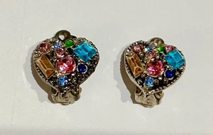 Vintage Strass Clip auf Ohrringe mehrfarbig herzförmig zierlich 1/2" unsigniert - Bild 1 von 2