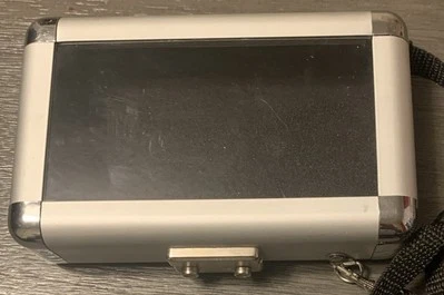 Funda metálica Intec para Nintendo DS CON CORREA. Parte superior transparente, par de rasguños Foto 1 de 4