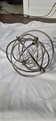 Pisapapeles plegable de escritorio decorativo único esfera armilar de metal  Foto 1 de 4