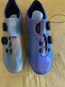 Scarpe da ciclismo sportive di marca iridescenti taglia 39 - Foto 1 di 7