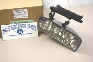 Chevrolet Silverado Tahoe Suburban RH passenger side Fog Lamp new OEM 19433556 - Picture 1 of 1