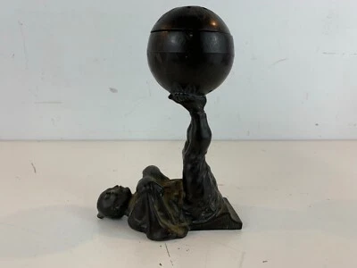 Antiguo incensario decorativo con figura asiática de bronce del hombre bola de equilibrio en los pies Foto 1 de 4