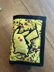 Preloved Pokemon Pikachu Tri Fold Nylon Wallet Reißverschluss Etui 025 3D Gummi - Bild 1 von 5