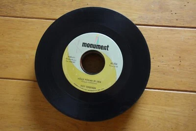 ROY ORBISON "MEAN WOMAN BLUES" 45 RPM 7" VG- RECORD [D32-2] - Image 1 of 4