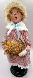 Chica Byers Choice con cesta de pollitos con fecha 2002 - Imagen 1 de 5