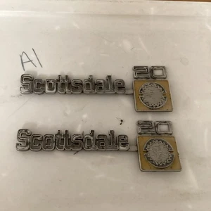 Chevy Scottsdale 1973-80 20 guardabarros emblema Chevrolet C20 K20 OEM GM conjunto 349691 - Imagen 1 de 2