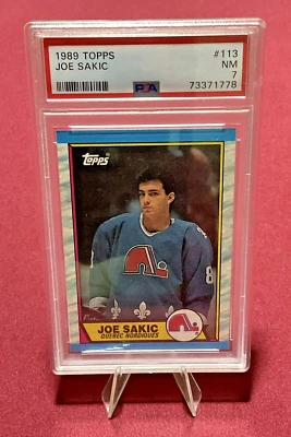 1989 Topps Hockey - Joe Sakic (RC) #113 - PSA 7 - HOF - Avalanche & Nordiques - Image 1 of 2
