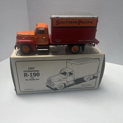 First Gear 1957 International R-190 Southern Pacific W/DryGoods 1:34, 19-1604 - Image 1 of 4