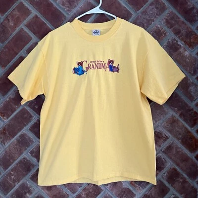 Camiseta De Colección Proud Grandma Grande Bordada Delta Magnum EE. UU. Osos Amarillos Foto 1 de 4