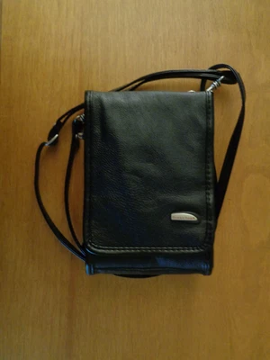 Bandolera Travelon pequeña de cuero negra con cierre magnético Foto 1 de 4