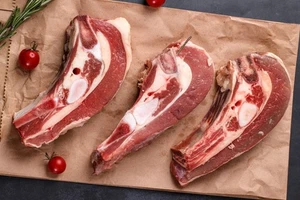 Direkt vom Bauern  Suppenfleisch mit Knochen für die kräftige Brühe €13/kg - Bild 1 von 1