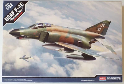 1/32 USAF F-4E Phantom II “Vietnam War” Academy #12133 caja abierta Foto 1 de 4