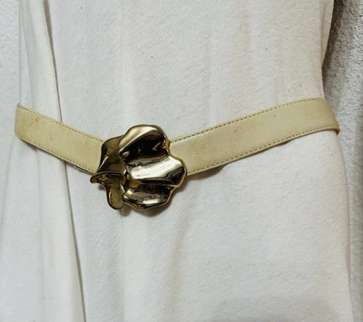 "Cinturón de cuero vintage años 80 crema con hebilla abstracta floral tono dorado retro 32"""  Foto 1 de 4