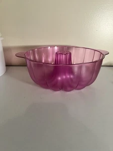 New TUPPERWARE Micro Plus CAKE PAN 3 quart Purple Microwave Jello Mold Tupperwav - Picture 1 of 8