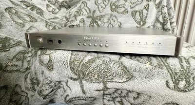 Convertidor digital a analógico Rotel RDD-1580 plateado con control remoto y manual DAC Foto 1 de 4