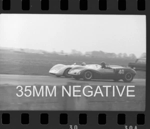 JACK BRABHAM BT8 ELVA MKVII TONY LANFRANCHI GOODWOOD 1964 PERIODE NEGATIV 35MM - Bild 1 von 3