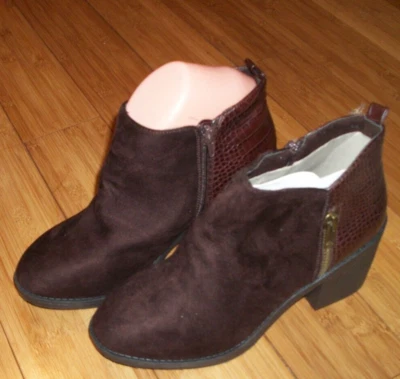 Novo Tamanho 10 Rouge marrom couro sintético, camurça zíperes de 2 lados, botas de tornozelo de salto 3" - Imagem 1 de 4