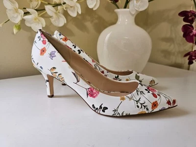 Nine West Elise Womens White Floral Faux Leather Pointed Toy Dress Shoes Sz. 10W - Image 1 of 4