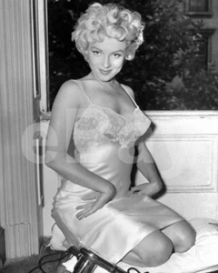 The Seven Year Itch (1955) Marilyn Monroe 10x8 Photo - Picture 1 of 1
