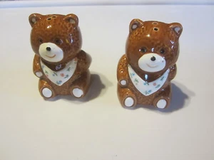 SET OF TEDDY BEAR SALT & PEPPER SHAKERS BROWN AND WHITE WITH BLUE & GREEN FLOWER - Picture 1 of 7