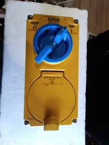 Clipsal Metal Clad Switched Socket Outlet Combination, 2 Gang, 250V, 1 Pole - Picture 1 of 5