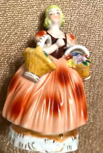 Una niña de porcelana con flores en cestas 4,5 x 6 pulgadas, falda naranja cabello verde - Imagen 1 de 5