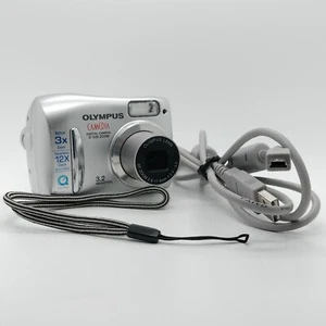 Olympus CAMEDIA D-535 Optical 3X Zoom 3.2MP Digital Camera Silver - Picture 1 of 12