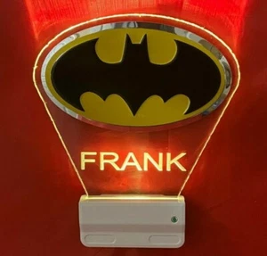 Batman Superhéroes Luz Nocturna Enchufe LED Personalizado con Sensor de Atardecer a Amanecer - Imagen 1 de 12