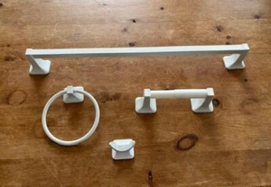 Juego de toallero de baño Futura blanco de 4 piezas TB TP RH TR Franklin latón - Imagen 1 de 2