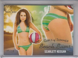 Scarlett Keegan 2025 Benchwarmer Girls Of Summer Beach Bums Gold Card SP 09/10 - Bild 1 von 2