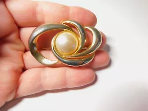 Weiße Cabochon Brosche mit Kunstperlen goldfarben Metall Vintage - Bild 1 von 4