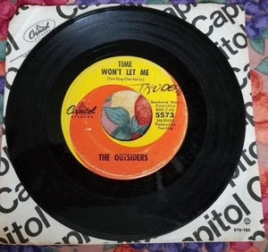 Vintage 45 RPM The Outsiders Time Won't Let Me Capitol 5573 1966 - Imagen 1 de 2